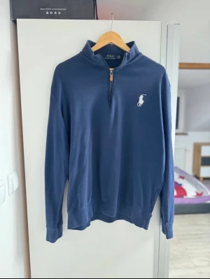 Rahlp lauren halfzip  - Super fin tröja som passar perfekt nu till vintern😃 inga defekter på tröjan! Hör av er gärna om ni har funderingar🤪