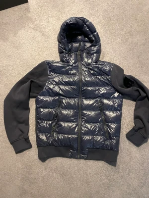 Mackage jacka  - Mörkblå dunjacka med tyg armar