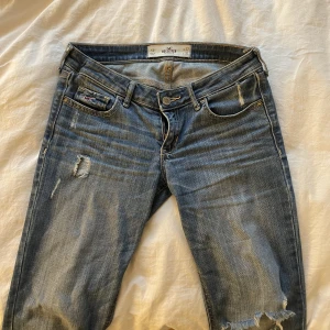 Lågmidjade Hollister Jeans - Säljer dessa jätte snygga lågmidjade blåa jeans. Midja 27 och längd 33. Andvända ett par gånger och därav priset. Dm:a för fler bilder eller frågor!💓