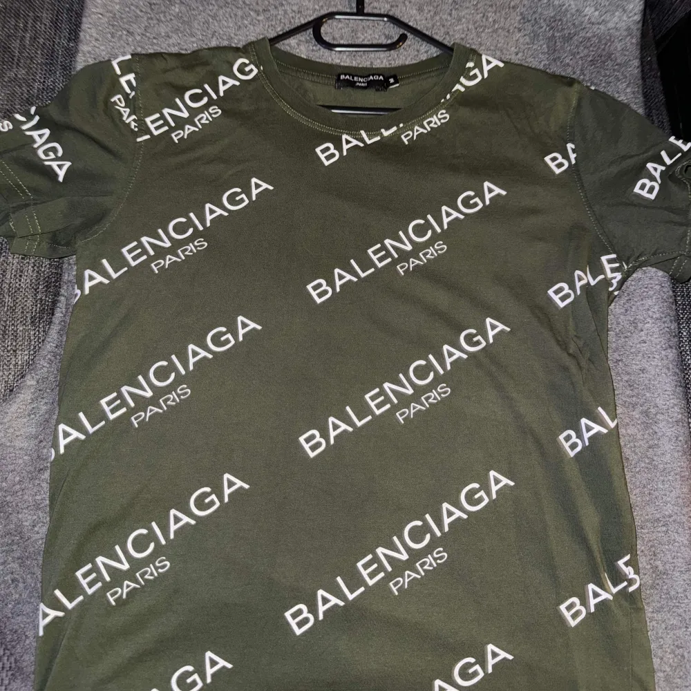 Balenciaga T-Shirt i militärgrön storlek S-M.. T-shirts.