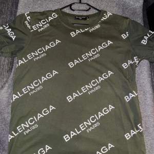 Balenciaga T-Shirt i militärgrön storlek S-M.