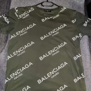 Balenciaga T-Shirt i militärgrön storlek S-M.