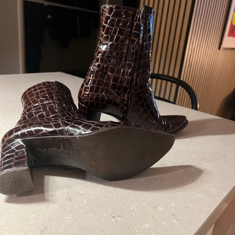 Flattered stövletter med krokodilmönster/lack. Klädd klack. Fint skick. Nypris 3295kr. Kengät.