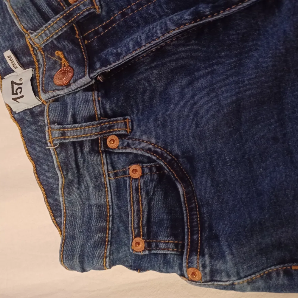 Säljer ett par mörkblå jeans från lager 157 i storlek s, använda ett fåtal gånger, bra skick!  Köparen står för frakten, ansvar ej för postens slarv. Bara att höra av er vid frågor (: . Jeans & Byxor.