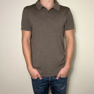 John Henric piké - Säljer nu denna sjukt snygga John Henric pikén | ny pris 999 kr | mitt pris 399 kr | skick 9/10 | hör av dig vid lilla minsta fundering 🤝😁