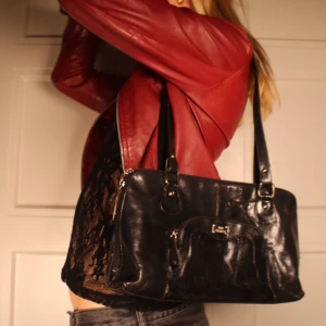 002 - Säljer vår superfina svarta väska som är perfekt till alla tillfällen!! 💕💕köpare står för frakt, kan mötas vid Kungsholmens gymnasium 