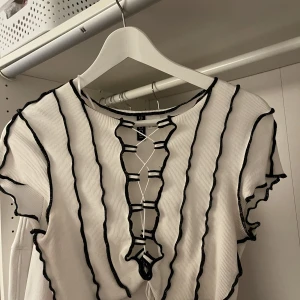 Magtröja från HM  - Snygg lace-up magtröja från HM 🌸 Använd vid 1 tillfälle.