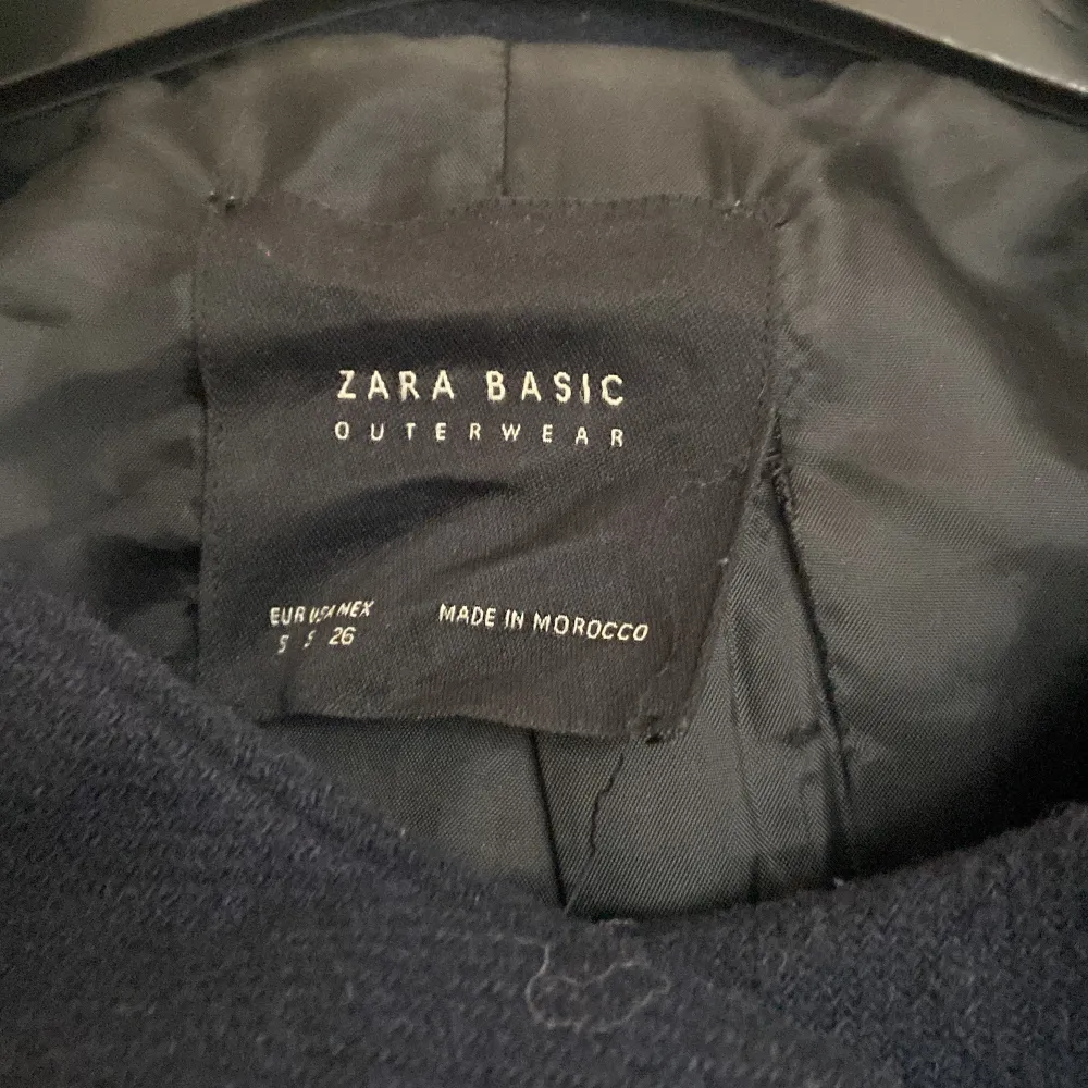 Fin jacka från Zara men köpt på plick, säljer för att den va för liten för mig❤️Pris går att diskutera💕. Jackor.