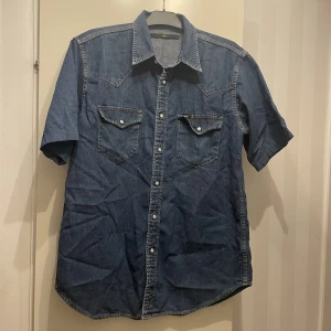 Lee jeans skjorta - Skjortan är i storlek L och är köpt på beyond retro.