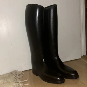 Ridstövlar🤙🏻🥰 - Säljer dessa då de ej används, endast använda en gång till en temafest! Men så gott som nya!❤️