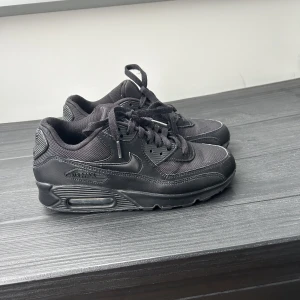 Nike air Max  - Svarta Nike air Max storlek 40. OBS! Små i storlek så passar 39.  Använda men i bra skick. 