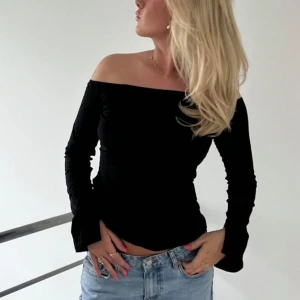Svart tröja från Nelly - En superfin långärmad off-shoulder tröja ifrån Nelly! Endast testad och prislappen kvar💕 Säljer då den var för liten🩷Priset kan diskuteras men frakt tillkommer💕Hör av er vid funderingar