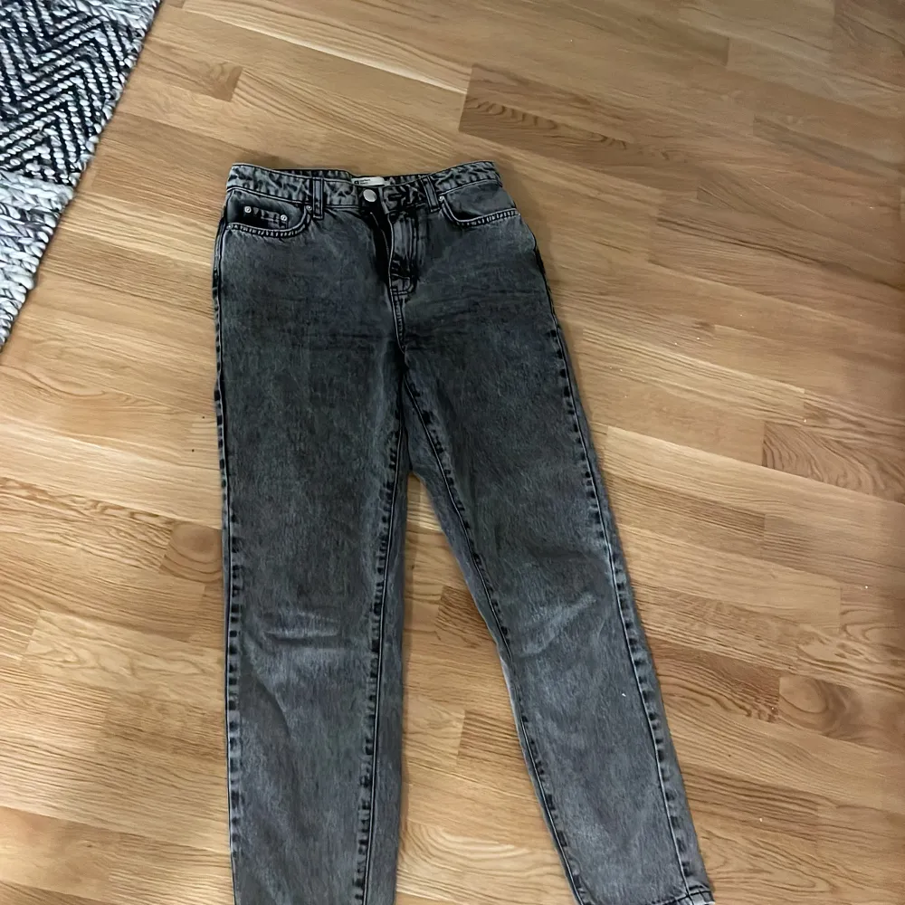 Knappt använda gråa jeans från Gina. Säljes pga fel storlek🩷. Jeans & Byxor.
