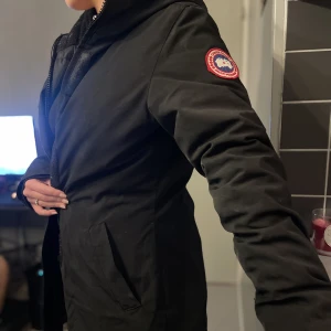 Canada goose - Säljer min canada goose jacka då den är för stor. Jackan är storlek M men passar även S.   Pris kan diskuteras vid snabb affär.