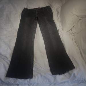 jättefina jeans som är för små😫 midjemått: 42cm innerbenslängd: 80cm