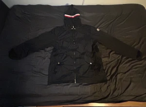 Moncler jacka - Hej! Säljer min sons Moncler jacka som är wind breaker som är köpt helt ny från en vän den har också nfc Scan som man kan se på bilden👍