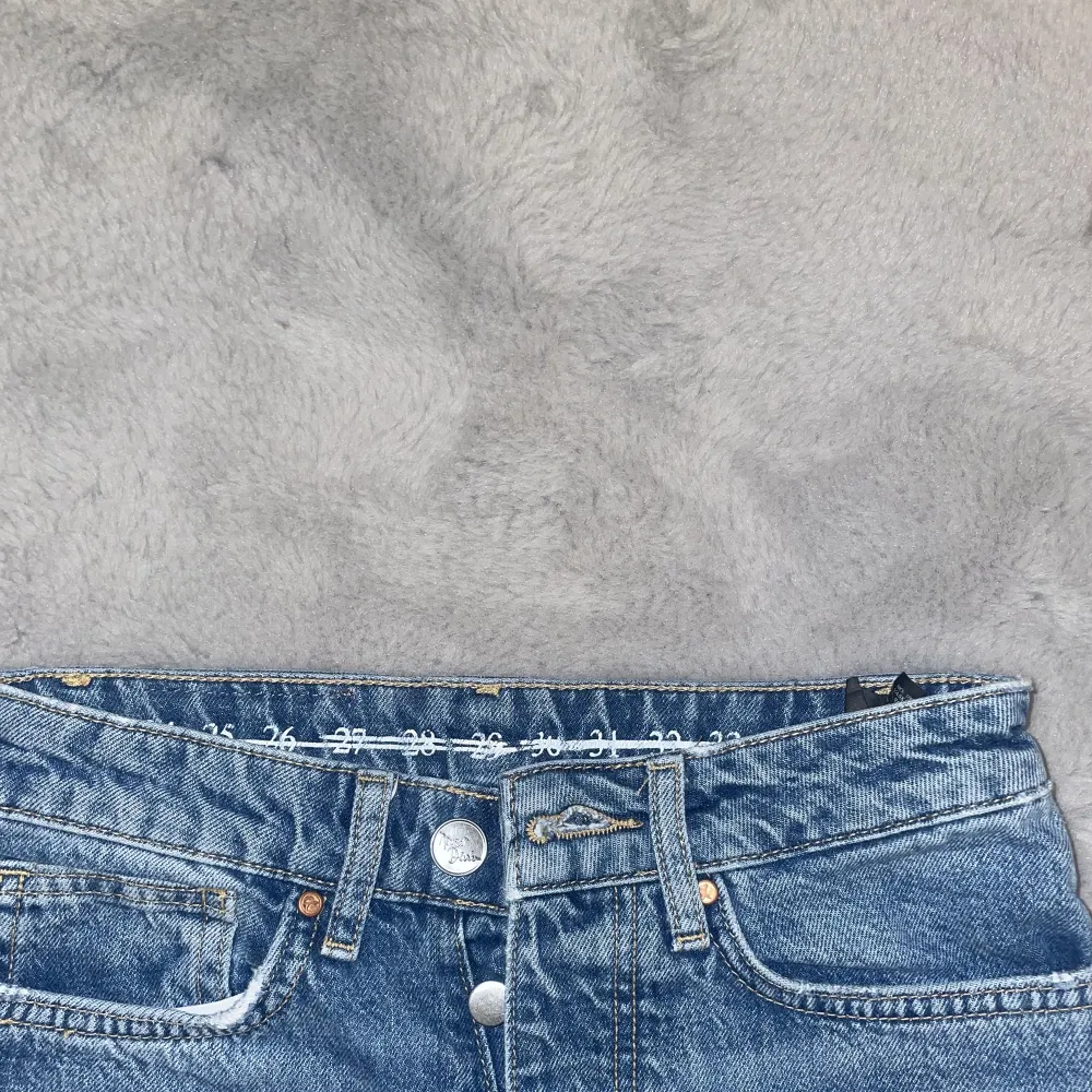 Säljer ett par blåa jeans med hål vid knäna, dom är jättesköna och sitter bekvämt, säljer för dom är för små💙dom är ifrån weekday och sitter jättefint på . Jeans & Byxor.