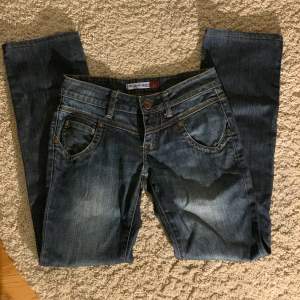 Skitsnygga lågmidjade jeans 💕💕 midja 37 cm rakt över innerbensmått 75 cm