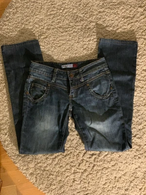 Lågmidjade jeans - Skitsnygga lågmidjade jeans 💕💕 midja 37 cm rakt över innerbensmått 75 cm