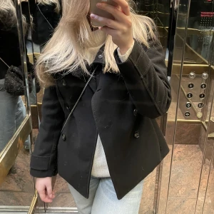 Kappa - Snygg och trendig svart kappa, sitter bra på mig som vanligtvis bär S/M❤️‍🔥