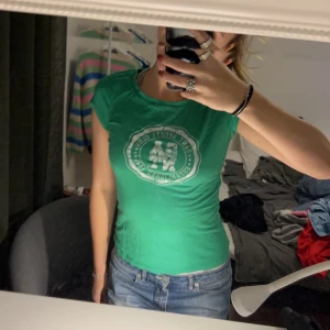 t-shirt - kortärmad tröja från gant! det är några små sprickor där märket försvunnit men inte mycket 🩷därav priset!
