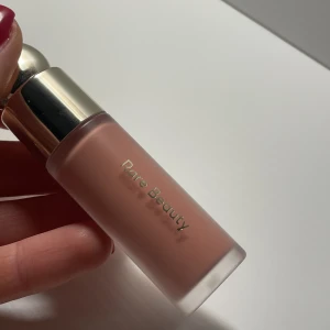 Rare beauty blush bliss - Säljer knappt använd rare beauty blush i färgen bliss. Endast använd/testad en gång men de var tyvärr fel färg för mig! Nypris 389:- kr på Sephora!