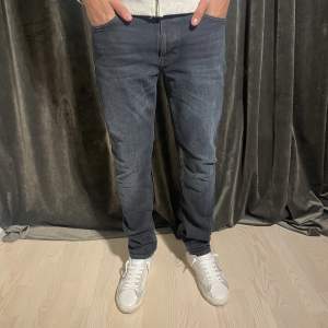 Ett par riktigt stiliga nudie jeans i modellen Lean Dean. De är i storlek 32 och väldigt bra skick! Modellen på bilden är 187cm och väger 79kg!🙌🏼