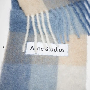 Acne halsduk blå - Säljer min acne halsduk som är köpt från förra året, säljer pga av jag aldrig använder den. Nypris 2800:-