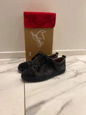 Louboutin - Otroligt fräscha Louboutins som har använts sparsamt och fortfarande är i toppskick! Skorna är extremt vackra och stilrena. Skorna är även vattenskyddade m.m. Og låda och dustbag följer självfallet med!! Kvitto finns, för fler bilder och frågor kom dm