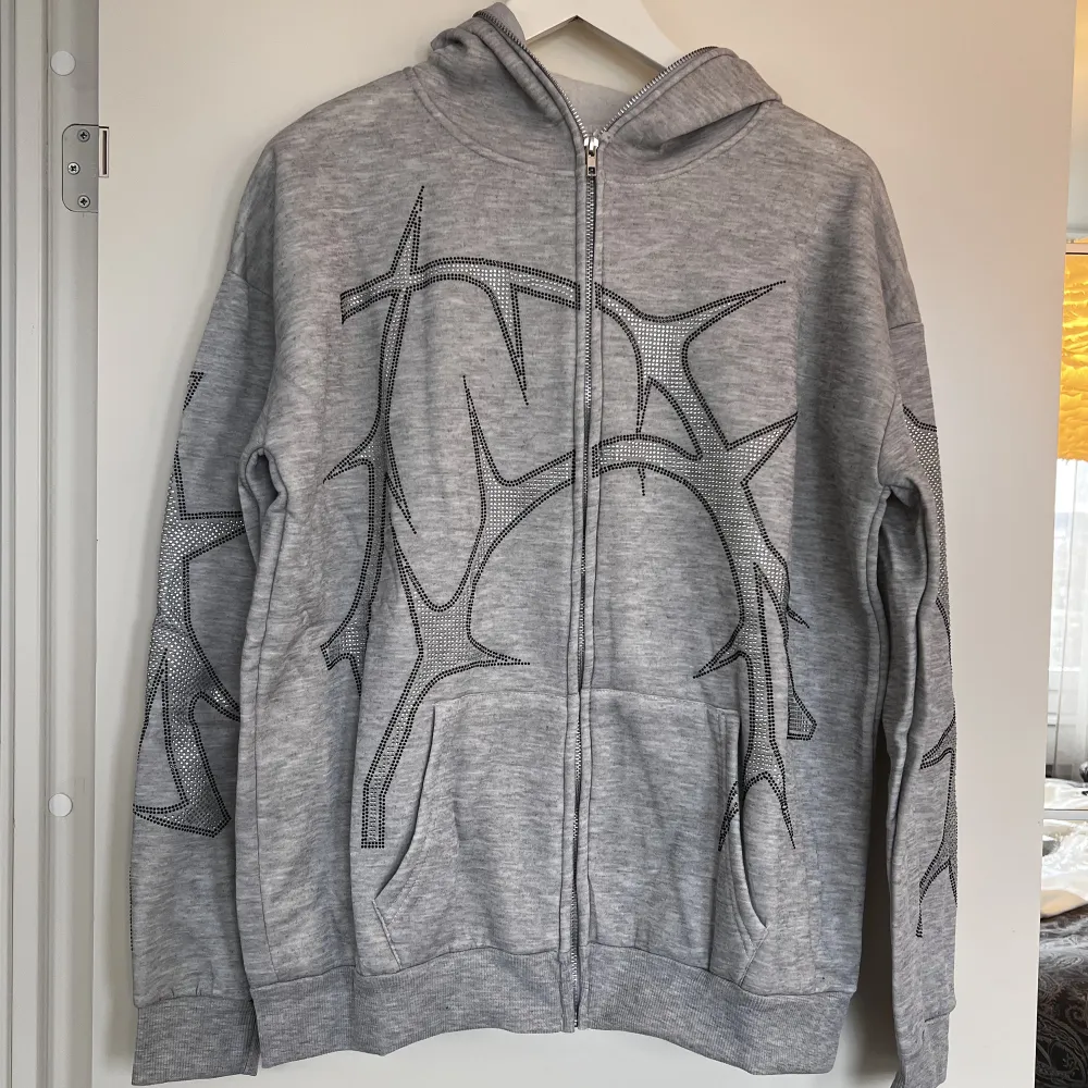 Säljer denna zip-up hoodien med coola stenar på både fram- och baksidan. Storleken är S men passar även M och är oanvänd. Säljer för 450kr💓. Tröjor & Koftor.