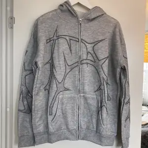 Säljer denna zip-up hoodien med coola stenar på både fram- och baksidan. Storleken är S men passar även M och är oanvänd. Säljer för 450kr💓