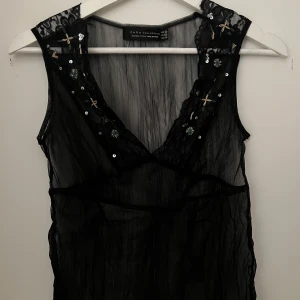 Zara topp - Säljer en vintage zara topp med broderier! Storlek M men liten i storleken. Tyget är genomskinligt! 