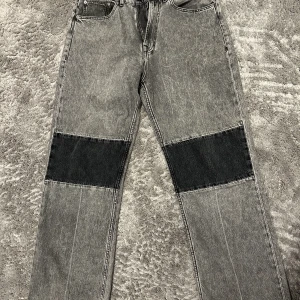 Our Legacy EXTENDED THIRD CUT - Tjena! Säljer mina Our Legacy jeans i storlek 31. Jeansen är knappt använda och ser nya ut. Skick 9/10. Säljer för 1000kr, nypris 2800kr. Hör av dig om du är intresserad 