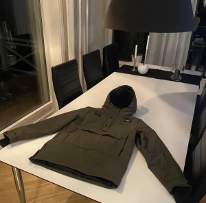 Dope Skid/Snowboardjacka - Endast använd en backa, säljs pga stiländring. Håller värmen hela dagen i backen. Luftsystem Bra rimliga fickor
