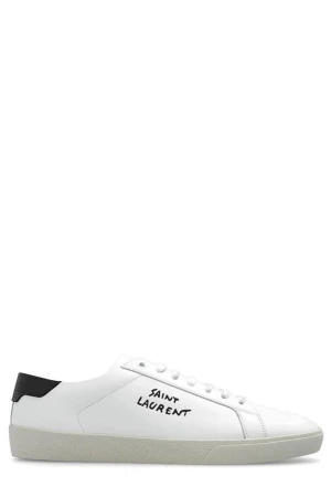 Saint laurent skor sl/06 court classic - Hej! Säljer dessa helt nya Saint Laurent  sneakers nypris ca 5000kr då de är alldeles för små. De sitter lite mindre. Storlek 44 passar nog 42/43 bättre. condition 10/10 bara testade. Köpta i Dubai. Vid intresse finns fler bilder. alla tillbehör medföljer
