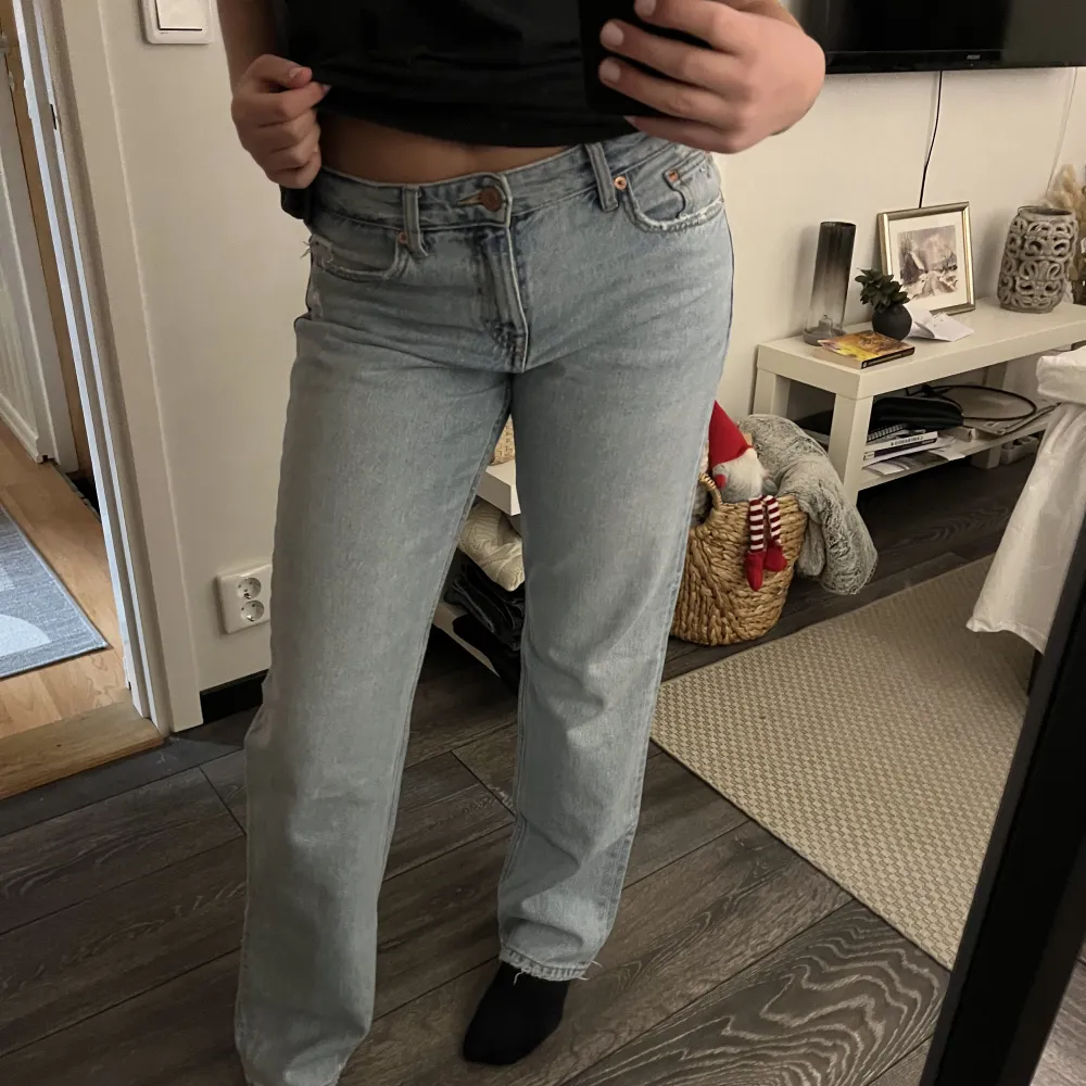 Skitsnygga jeans som är raka i benen och hyfsat låga i midjan💓. Jeans & Byxor.