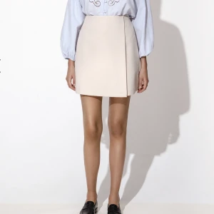 Mini skirt ByMalina - Eden mini skirt från ByMalina i storlek XS. Den är som ny och nypriset är 1600🤍 kan skicka fler bilder vid intresse!