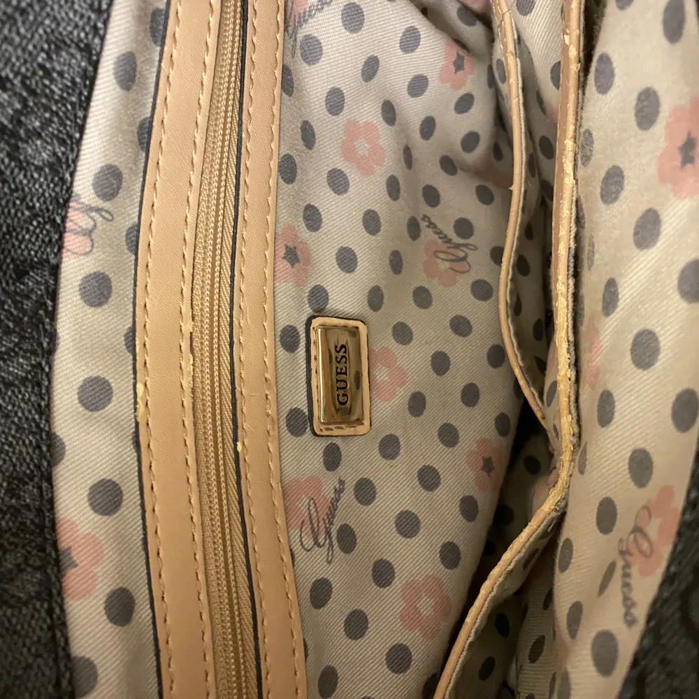 🤎Vintage Guess handväska med fina detaljer. Som jag säljer då jag inte använt den på många år och bara vill bli av med den. Väskan är i fint skick och har många fickor inuti🤎. Väskor.