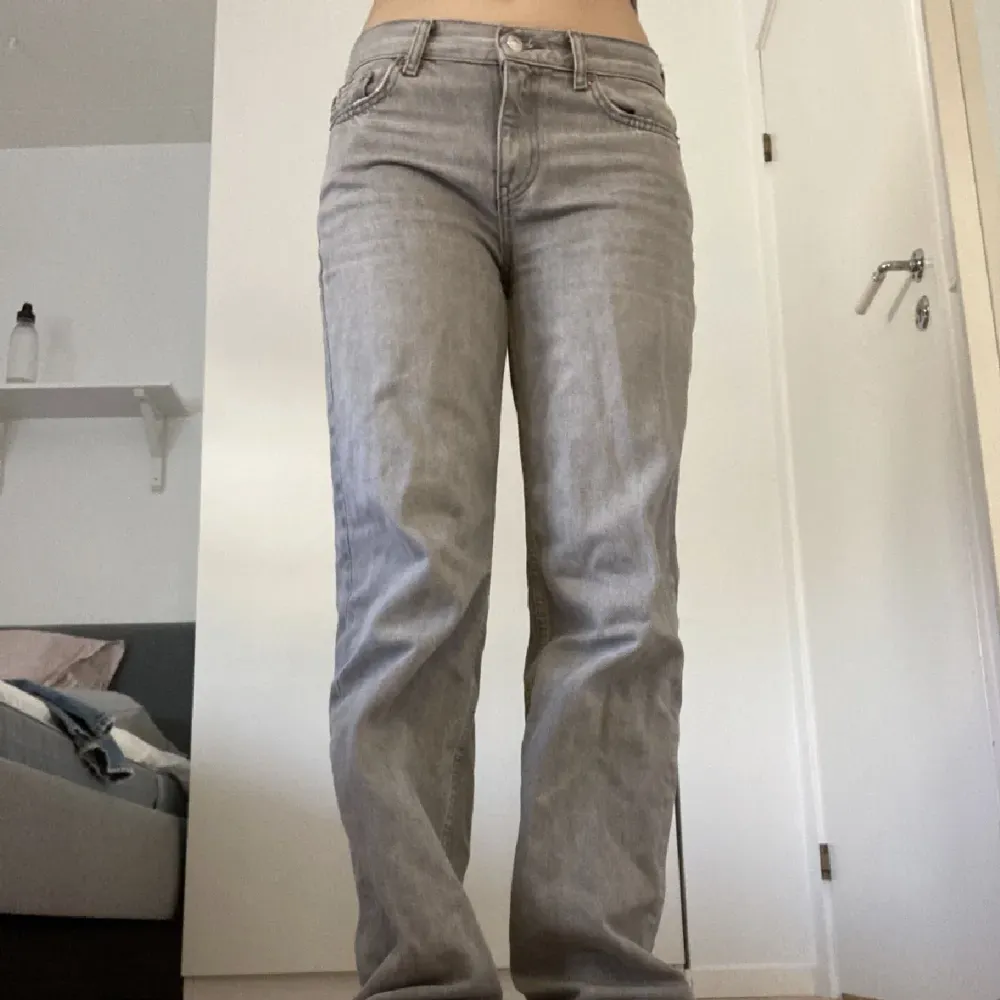 Säljer dessa snygga låga jeans från Gina i storlek 34 då de inte används längre inga defekter 💕 tagna bilder skriv för fler privata . Jeans & Byxor.