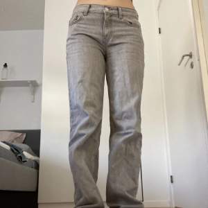 Säljer dessa snygga låga jeans från Gina i storlek 34 då de inte används längre inga defekter 💕 tagna bilder skriv för fler privata 