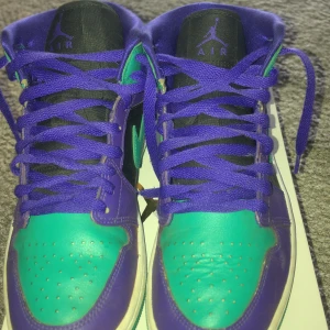 Jordan - Skorna har lite skador där framme på skorna. Jag har använt dem 3 gånger. Köpte dem för ett halvårsen.då kosta dem 1:900