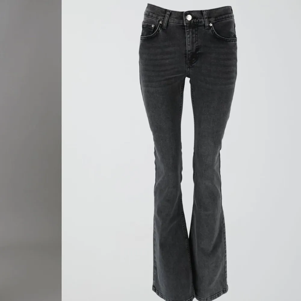 Säljer ett par bootcut jeans från Gina som tyvärr är för stora 💞använda få gånger därav priset! Nypris 500. Jeans & Byxor.