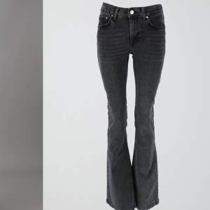 Säljer ett par bootcut jeans från Gina som tyvärr är för stora 💞använda få gånger därav priset! Nypris 500