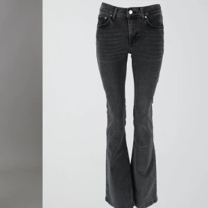 Low waist bootcut jeans  - Säljer ett par bootcut jeans från Gina som tyvärr är för stora 💞använda få gånger därav priset! Nypris 500
