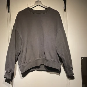 Oversized hoodie från HM - Säljer nu min crewneck hoodie från HM