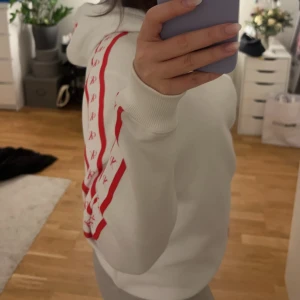 Calvin Klein hoodie  - En Calvin Klein tröja som är kär i en Ck butik för några år sedan, använd 1 gång bara hemma. I nytt skick! I storlek M skulle säga att den passar till både tjej och kille då den är väldigt lång och stor i modellen! Säljer då den inte används! 💕