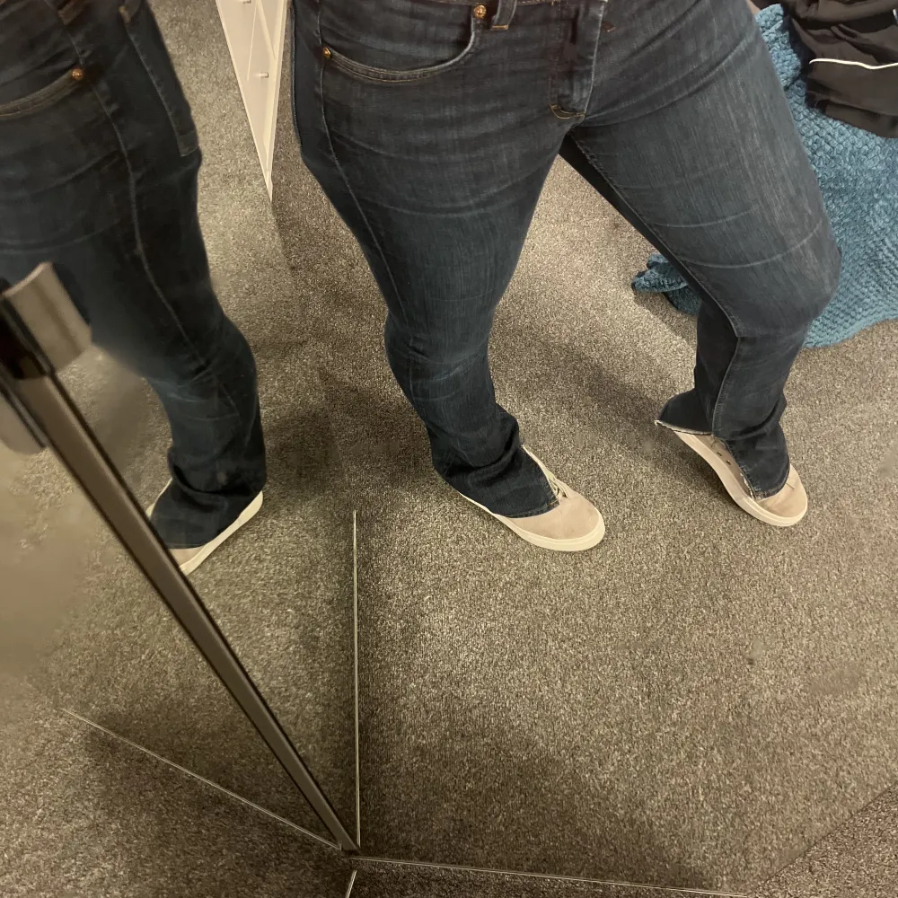 Mörkblå jeans.Bra skick. Slits nertill. Storleken är S men är mer som M. Jeans & Byxor.