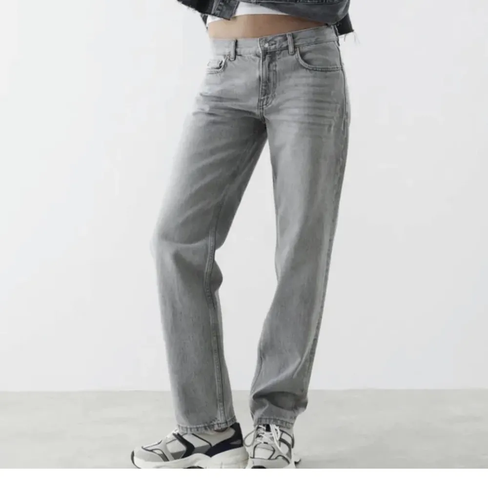 Gråa lågmidjade jeans ifrån Ginatricot, uppklippta (jag är 1,60 och det passar mig)💓. Jeans & Byxor.