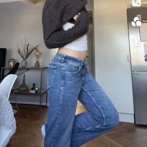 Supersköna lågmidjade jeans från hm, säljes då de är alldeles för stora på mig!
