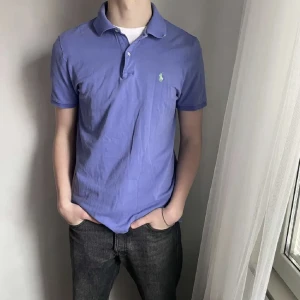 Polo skjorta  - Hej säljer denna fina polo skjorta som är väldigt bra skick på och skriv gärna för bilder mm. Modellen är ca 185  och heter Stefan Widlund 😃😃😃🥹✌️✌️